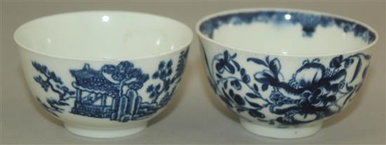 Four Worcester underglaze blue teabowls and saucers, late 18th century, largest saucer 13cm